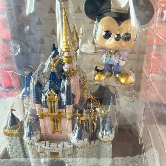 Funko Pop Town: Walt Disney World 50th - Cinderella Castle And Mickey Mouse #26 - Picture 5 of 6